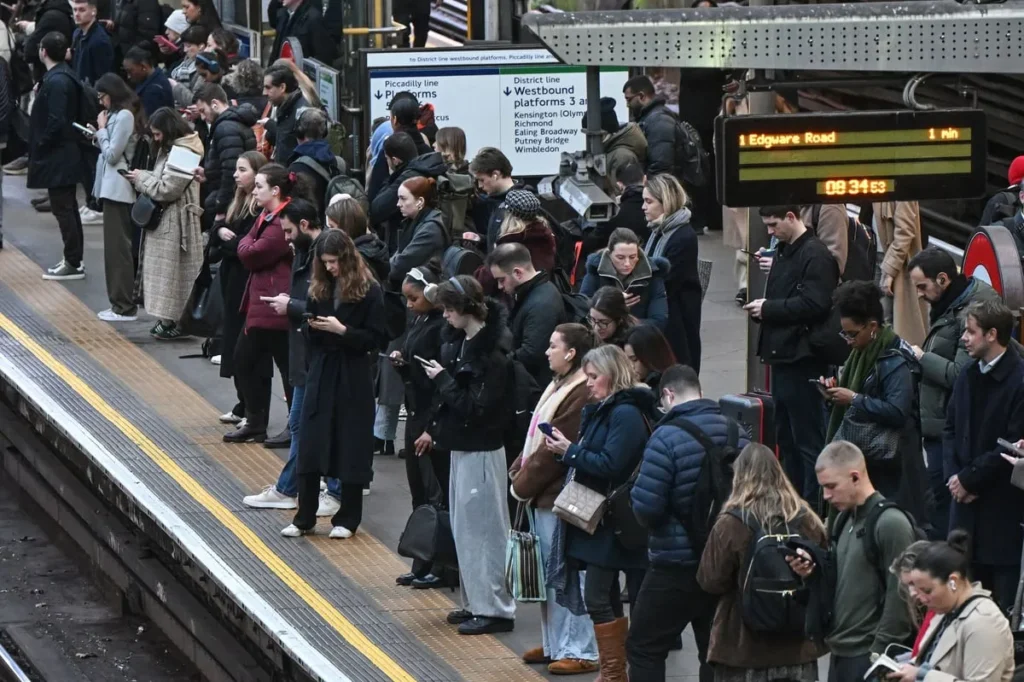 London Journey Chaos: Elizabeth Line Suspended Maidenhead-Studying