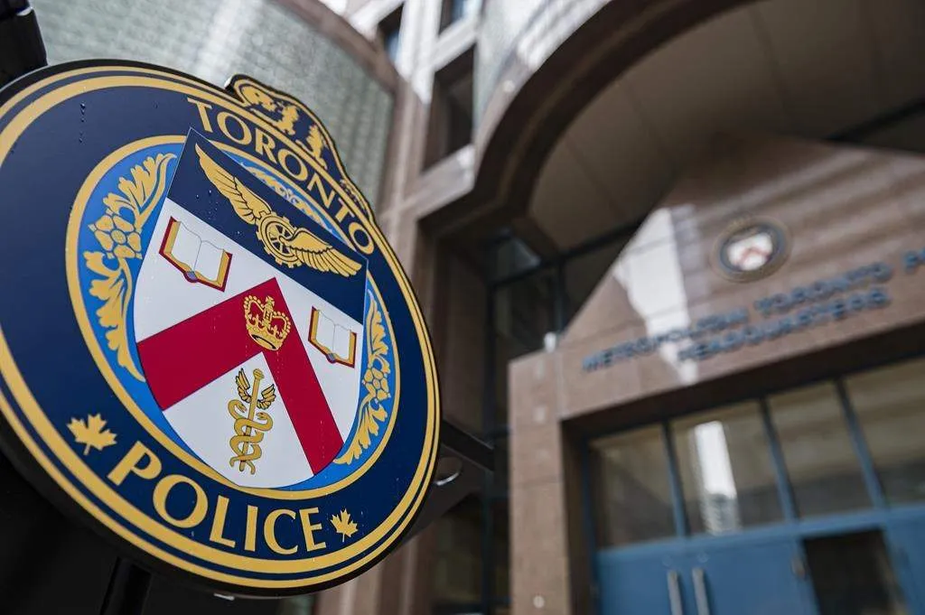 Toronto Police Examine Man Dropped at Hospital with Gunshot Wound Toronto Police Examine Man Dropped at Hospital with Gunshot Wound