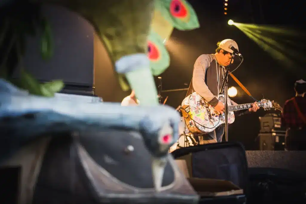 Jeffrey Lewis Covers Boyz II Males at Finish of the Street Competition